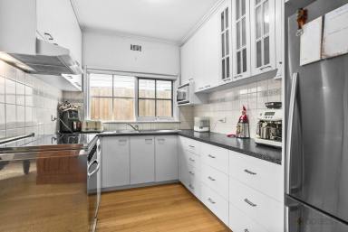 House Leased - VIC - Parkdale - 3195 - LARGE FAMILY HOME | MODERN RENOVATIONS | CLOSE TO SCHOOLS  (Image 2)