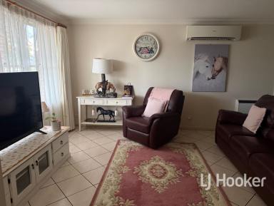 Unit For Lease - NSW - Inverell - 2360 - Modern, Two Story Home  (Image 2)