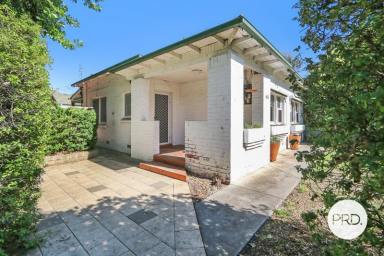 House For Lease - NSW - Albury - 2640 - CHARACTER FILLED CENTRAL ALBURY HOME  (Image 2)