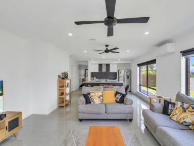 House For Sale - VIC - Bairnsdale - 3875 - IMMACULATE HOME WITH 2 LIVING ZONES  (Image 2)