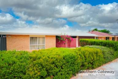 House For Sale - WA - Leda - 6170 - ROOM FOR THE WHOLE FAMILY WITH SPACE TO GROW  (Image 2)