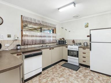 Unit For Sale - VIC - Bairnsdale - 3875 - DOWNTOWN UNIT WITH RARE EXTRAS  (Image 2)