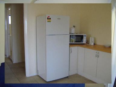 Flat For Lease - QLD - Ingham - 4850 - SPACIOUS UNIT CLOSE TO TOWN  (Image 2)
