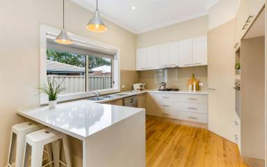 House For Sale - VIC - White Hills - 3550 - Red Clinker Brick Delight  (Image 2)