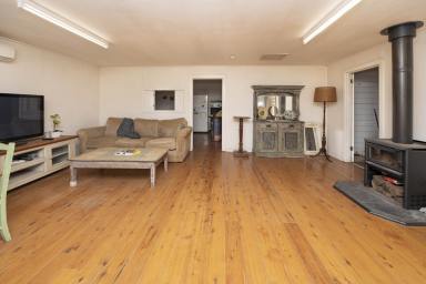 House For Sale - NSW - Tooleybuc - 2736 - Relaxed Riversider Living with Timeless Charm  (Image 2)