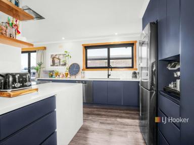 House Sold - TAS - Ulverstone - 7315 - Russell Up Your Things.. We Are Walking To The Beach!  (Image 2)