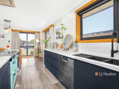 House For Sale - TAS - Ulverstone - 7315 - Russell Up Your Things.. We Are Walking To The Beach!  (Image 2)