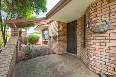 House For Sale - WA - Warnbro - 6169 - Private Family Living in a Quiet Cul-de-Sac  (Image 2)