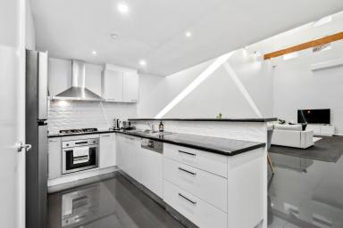 House For Sale - VIC - Bendigo - 3550 - Spacious Contemporary Living in Central Bendigo (Image 2)