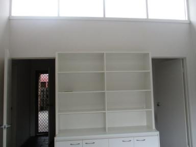 House For Lease - VIC - Bairnsdale - 3875 - SPACIOUS FAMILY HOME IN A CONVENIENT LOCATION  (Image 2)