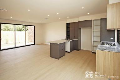Townhouse For Lease - VIC - Cranbourne - 3977 - Contemporary Living with Convenience at your Doorstep (Image 2)