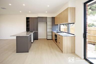 Townhouse For Lease - VIC - Cranbourne - 3977 - Contemporary Living with Convenience at your Doorstep (Image 2)