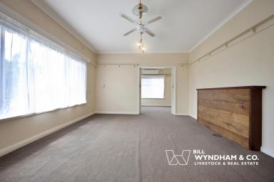 House For Sale - VIC - Bairnsdale - 3875 - Mid Century Classic  (Image 2)