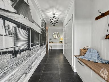 House For Sale - NSW - Narrabri - 2390 - A TOUCH OF LUXURY IN THE HEART OF NARRABRI (Image 2)