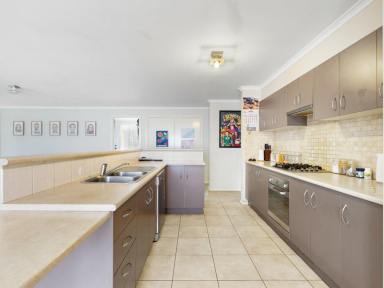 House For Sale - VIC - Bairnsdale - 3875 - SPACIOUS FAMILY LIVING CLOSE TO SCHOOLS  (Image 2)