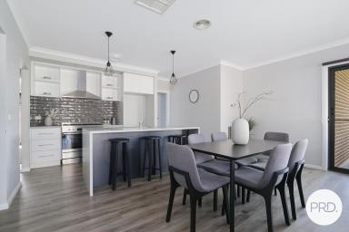 House For Sale - VIC - Wodonga - 3690 - MODERN FAMILY LIVING IN CAMBOURNE PARK ESTATE  (Image 2)