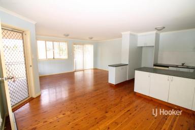 House For Lease - NSW - Inverell - 2360 - Tidy Spacious Brick Duplex  (Image 2)