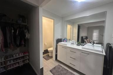 House For Lease - NSW - Aberglasslyn - 2320 - Stylish Family Living in a Prime Location (Image 2)