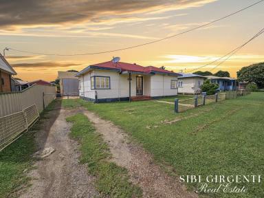 House For Sale - QLD - Mareeba - 4880 - INVESTMENT OR NEST OPPORTUNITY IN MAREEBA  (Image 2)