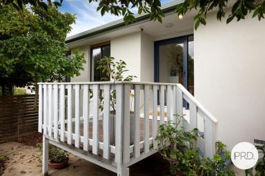 House For Lease - NSW - East Albury - 2640 - CHARMING 3 BEDROOM FULLY FURNISHED HOME!  (Image 2)