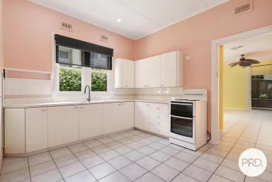 House For Lease - NSW - East Albury - 2640 - ONE OF A KIND 3 BEDROOM HOME!  (Image 2)