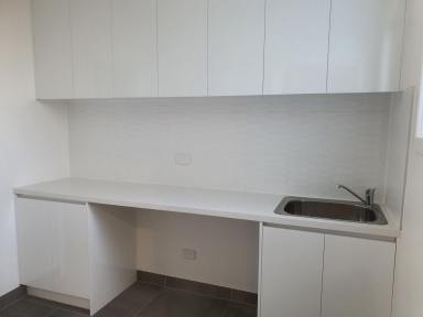 Townhouse For Lease - VIC - Werribee - 3030 - Move into a Modern Near-Brand-New Home Today! Built just a year ago.  (Image 2)