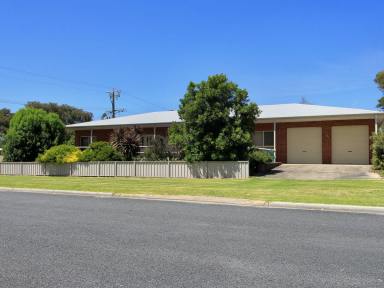 House For Sale - VIC - Marlo - 3888 - CLOSE TO THE BOAT RAMP AND BEACH  (Image 2)