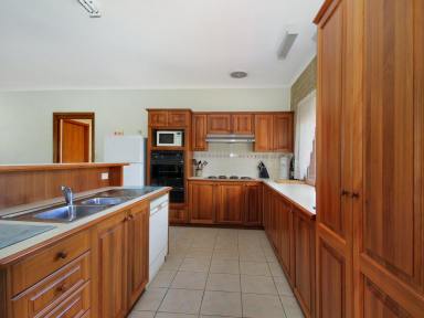 House For Sale - VIC - Marlo - 3888 - CLOSE TO THE BOAT RAMP AND BEACH  (Image 2)