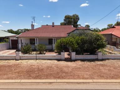 House For Sale - WA - Quairading - 6383 - Character, Charm & Space with rear lane access  (Image 2)