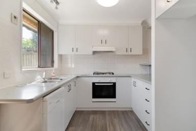 Townhouse For Lease - QLD - East Toowoomba - 4350 - Stylish, Low-Maintenance Townhouse in Prime East Toowoomba Location (Image 2)