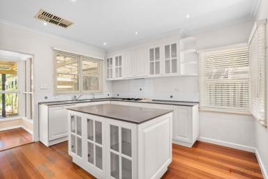 House Leased - VIC - Parkdale - 3195 - LARGE FAMILY HOME CENTRAL TO EVERYTHING ! (Image 2)