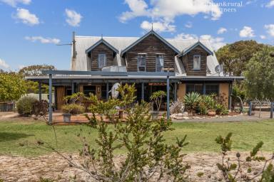 House For Sale - SA - Brownlow Ki - 5223 - Charming Hidden Retreat that lives as lovely as it looks!  (Image 2)