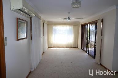 House For Lease - NSW - Inverell - 2360 - Brick Home with Family Comforts  (Image 2)