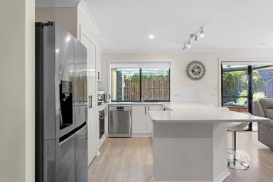House For Sale - VIC - Mornington - 3931 - Stylish, Light and Effortlessly Liveable (Image 2)