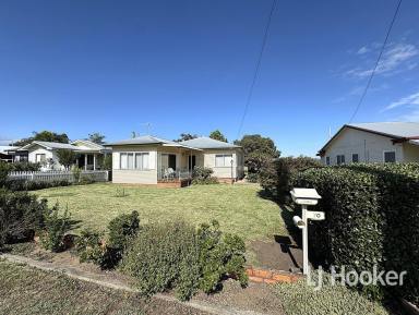 House For Sale - NSW - Inverell - 2360 - Immaculate Weatherboard Home in a Prime Family Location  (Image 2)
