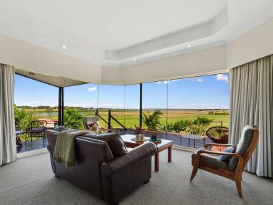 House For Sale - VIC - East Bairnsdale - 3875 - COUNTRY OUTLOOK, TOWN CONVENIENCE  (Image 2)