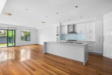 House For Lease - VIC - Parkdale - 3195 - PRIME PARKDALE | FAMILY HOME | BAYSIDE LIVING (Image 2)