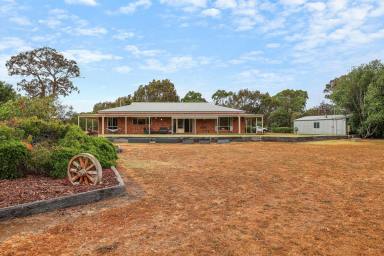 House For Sale - VIC - Hamilton - 3300 - Family home on 32 acres  (Image 2)