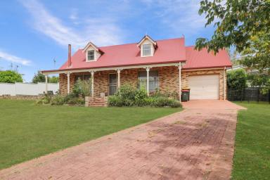 House For Sale - NSW - Glen Innes - 2370 - Position, Potential & Solid Brick Appeal (Image 2)
