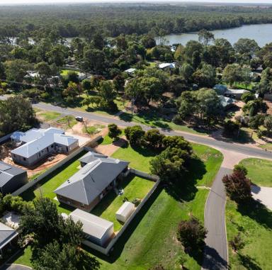 House For Sale - VIC - Nichols Point - 3501 - Huge Family Home in Nichols Point - Just a short Stroll to Kings Billabong!  (Image 2)
