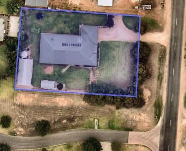 House For Sale - VIC - Nichols Point - 3501 - A Home to suit the BIG Families in Nichols Point!  (Image 2)