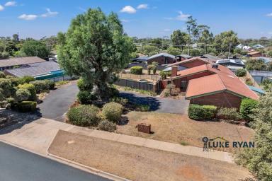 House For Sale - VIC - Rochester - 3561 - SPACIOUS FAMILY LIVING ON A RARE DOUBLE BLOCK WITH INGROUND POOL  (Image 2)
