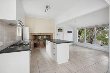 House For Sale - VIC - Bendigo - 3550 - Unbeatable Inner-City Location! (Image 2)