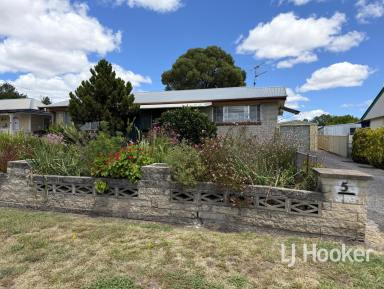 House For Sale - NSW - Inverell - 2360 - Brick Home on Spacious Block (Image 2)
