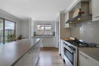 House For Sale - VIC - Drouin - 3818 - GREAT LOCATION - FAMILY SIZE HOME  (Image 2)