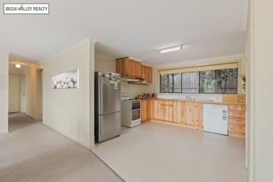 House For Sale - NSW - Bega - 2550 - BIG 4 BED 2 BATH SOLID BRICK HOME  (Image 2)