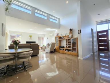 House For Sale - VIC - Lakes Entrance - 3909 - PRIME LOCATION WITH EXCEPTIONAL QUALITY  (Image 2)