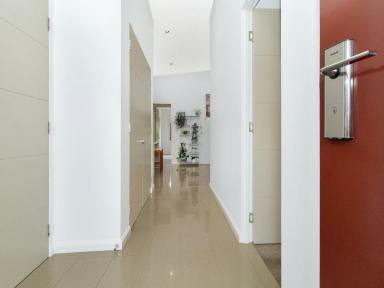 House For Sale - VIC - Lakes Entrance - 3909 - PRIME LOCATION WITH EXCEPTIONAL QUALITY  (Image 2)