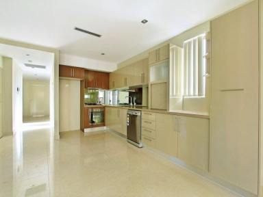 Unit For Lease - NSW - North Wollongong - 2500 - 3 BEDROOM UNIT - CBD LIVING -WALK TO THE BEACH  (Image 2)