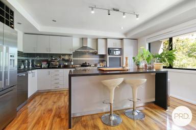 House For Sale - NSW - Albury - 2640 - A STATEMENT RESIDENCE IN CENTRAL ALBURY (Image 2)